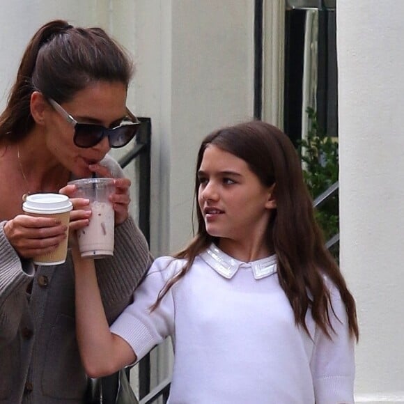 Katie Holmes et sa fille Suri Cruise appellent un taxi après avoir fait une balade dans le quartier de Downtown Manhattan à New York, le 27 août 2019