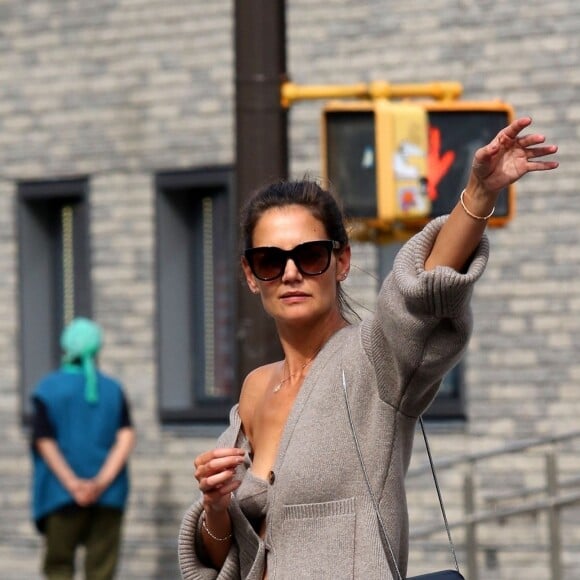 Katie Holmes et sa fille S. Cruise appellent un taxi après avoir fait une balade dans le quartier de Downtown Manhattan à New York, le 27 août 2019