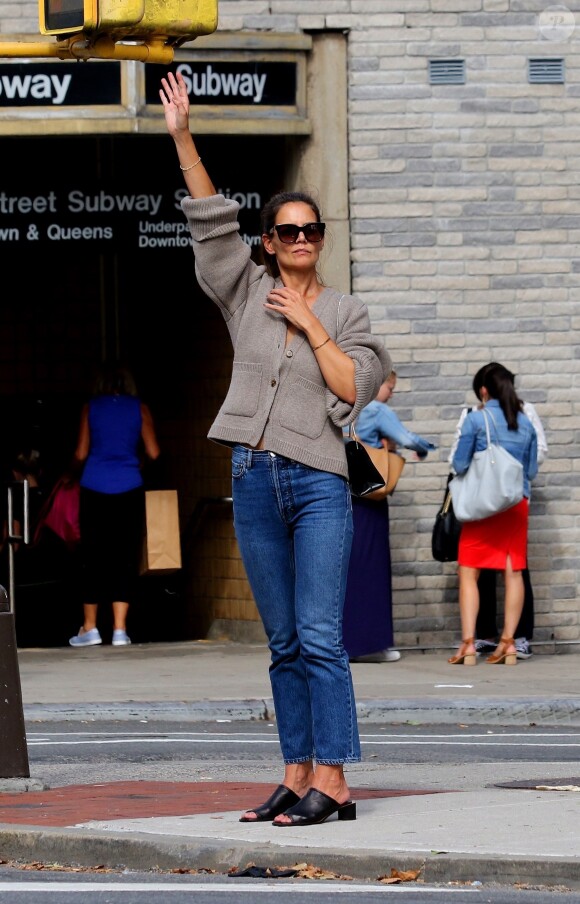 Katie Holmes et sa fille S. Cruise appellent un taxi après avoir fait une balade dans le quartier de Downtown Manhattan à New York, le 27 août 2019