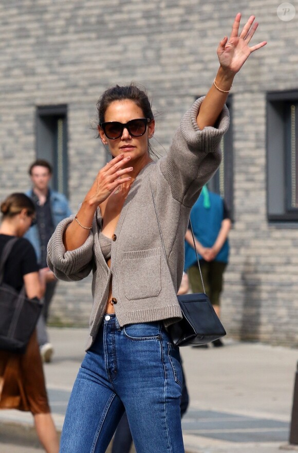 Katie Holmes et sa fille S. Cruise appellent un taxi après avoir fait une balade dans le quartier de Downtown Manhattan à New York, le 27 août 2019