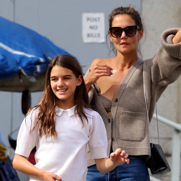 Katie Holmes et sa fille Suri Cruise appellent un taxi après avoir fait une balade dans le quartier de Downtown Manhattan à New York, le 27 août 2019