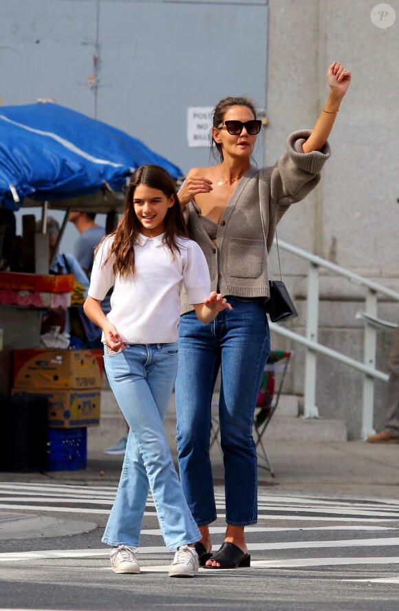 Katie Holmes et sa fille Suri Cruise appellent un taxi après avoir fait une balade dans le quartier de Downtown Manhattan à New York, le 27 août 2019