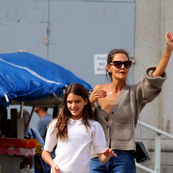 Katie Holmes et sa fille Suri Cruise appellent un taxi après avoir fait une balade dans le quartier de Downtown Manhattan à New York, le 27 août 2019