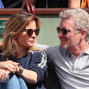 Denis Brogniart et sa femme Hortense dans les tribunes des internationaux de tennis de Roland Garros à Paris, jour 3, le 29 mai 2018. Cyril Moreau / Dominique Jacovides / Bestimage