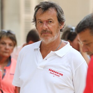 Jean-Luc Reichmann lors du trophée de pétanque "Sénéquier 209" sur la place des Lices à Saint-Tropez, Côte d'Azur, France, le 22 août 2019.