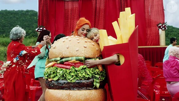 Taylor Swift et Katy Perry se rabibochent et tournent ensemble dans le nouveau clip de Taylor Swift "You Need to Calm Down". Los Angeles, le 17 juin 2019.