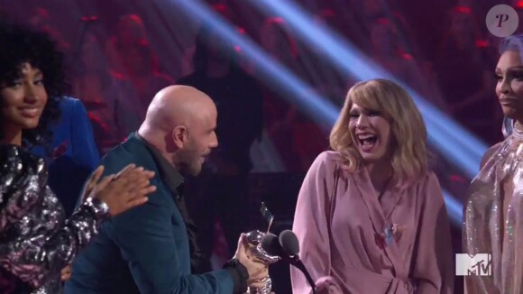 John Travolta a confondu Taylor Swift avec Jade Jolie sur la scène des MTV Video Music Awards à Newark dans le New Jersey, le 26 août 2019.