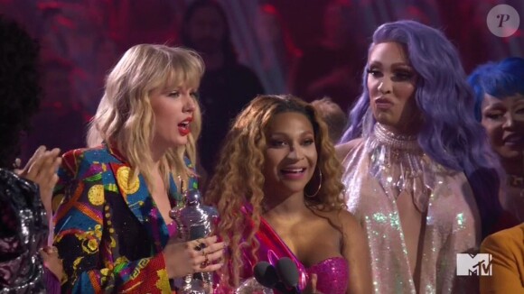 Taylor Swift donne un discours sur l'égalité et le respect des personnes issues de la communauté LGBTQ lors de la cérémonie des MTV Video Music Awards (MTV VMA's) à Newark dans le New Jersey, le 26 août 2019.