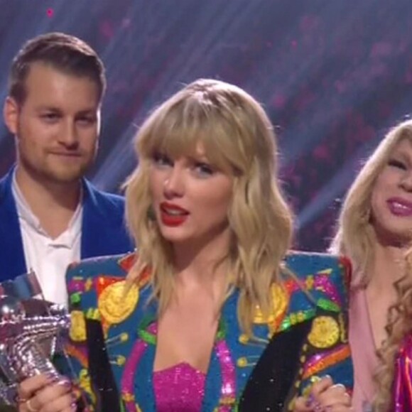 Taylor Swift donne un discours sur l'égalité et le respect des personnes issues de la communauté LGBTQ lors de la cérémonie des MTV Video Music Awards (MTV VMA's) à Newark dans le New Jersey, le 26 août 2019.