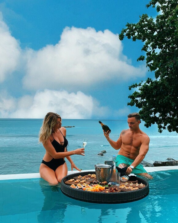 Elsa Dasc et son fiancé Arthur en train de boire un verre dans une piscine, aux Seychelles, sur Instagram, le 26 août 2019