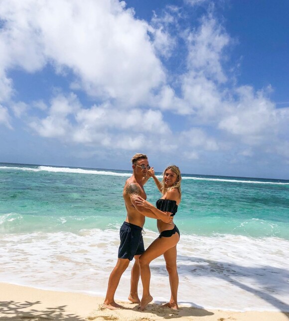 Elsa Dasc et son fiancé Arthur sur une plage des Seychelles, sur Instagram, le 23 août 2019