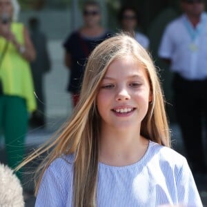 Le roi Felipe VI d'Espagne a rendu visite avec sa fille l'infante Sofia au roi Juan Carlos Ier d'Espagne, en convalescence à l'hôpital Quiron Salud de Madrid après un triple pontage coronarien, le 29 août 2019.