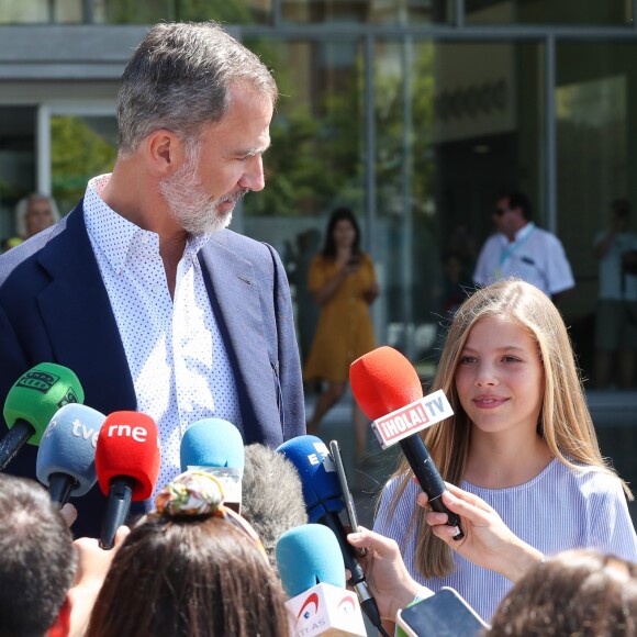 Le roi Felipe VI d'Espagne a rendu visite avec sa fille l'infante Sofia au roi Juan Carlos Ier d'Espagne, en convalescence à l'hôpital Quiron Salud de Madrid après un triple pontage coronarien, le 29 août 2019.