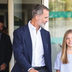 Le roi Felipe VI d'Espagne a rendu visite avec sa fille l'infante Sofia au roi Juan Carlos Ier d'Espagne, en convalescence à l'hôpital Quiron Salud de Madrid après un triple pontage coronarien, le 29 août 2019.