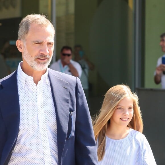 Le roi Felipe VI d'Espagne a rendu visite avec sa fille l'infante Sofia au roi Juan Carlos Ier d'Espagne, en convalescence à l'hôpital Quiron Salud de Madrid après un triple pontage coronarien, le 29 août 2019.