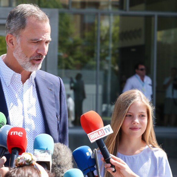 Le roi Felipe VI d'Espagne a rendu visite avec sa fille l'infante Sofia au roi Juan Carlos Ier d'Espagne, en convalescence à l'hôpital Quiron Salud de Madrid après un triple pontage coronarien, le 29 août 2019.