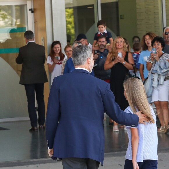 Le roi Felipe VI d'Espagne a rendu visite avec sa fille l'infante Sofia au roi Juan Carlos Ier d'Espagne, en convalescence à l'hôpital Quiron Salud de Madrid après un triple pontage coronarien, le 29 août 2019.