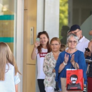 Le roi Felipe VI d'Espagne a rendu visite avec sa fille l'infante Sofia au roi Juan Carlos Ier d'Espagne, en convalescence à l'hôpital Quiron Salud de Madrid après un triple pontage coronarien, le 29 août 2019.