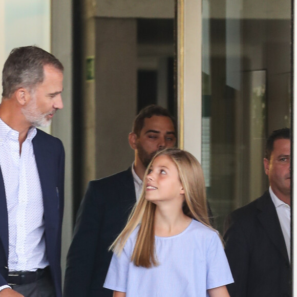 Le roi Felipe VI d'Espagne a rendu visite avec sa fille l'infante Sofia au roi Juan Carlos Ier d'Espagne, en convalescence à l'hôpital Quiron Salud de Madrid après un triple pontage coronarien, le 29 août 2019.