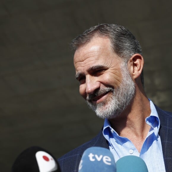 Le roi Felipe VI d'Espagne lors de sa visite à son père le roi Juan Carlos Ier d'Espagne, en convalescence à l'hôpital Quiron Salud de Madrid après un triple pontage coronarien, le 28 août 2019.