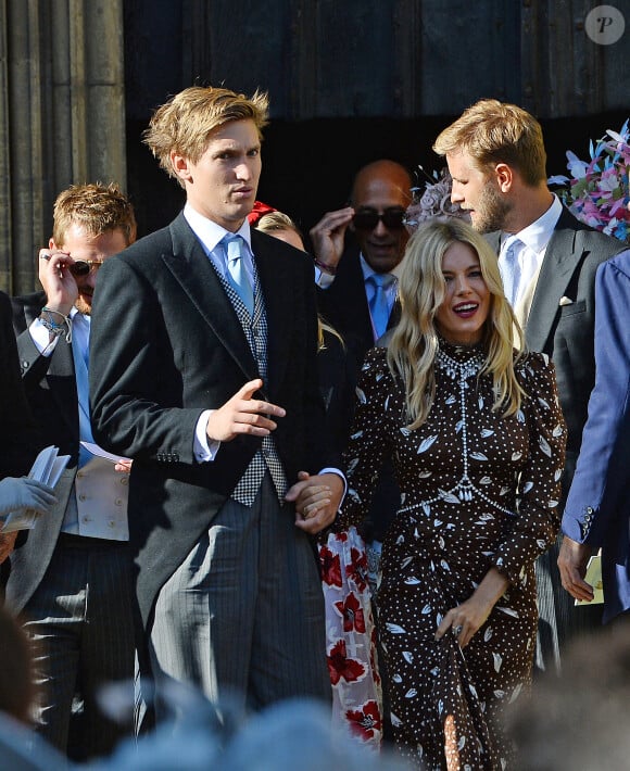 Sienna Miller et son compagnon Lucas Zwirner - Les invités arrivent au mariage de E. Goulding et C.Jopling en la cathédrale d'York, le 31 août 2019
