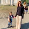 Natasha St-Pier et son fils Bixente sur le chemin de l'école. Instagram, le 2 septembre 2019.