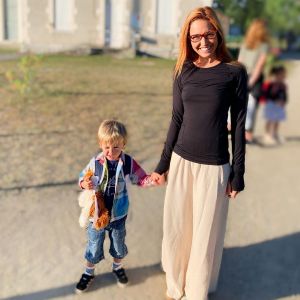Natasha St-Pier et son fils Bixente sur le chemin de l'école. Instagram, le 2 septembre 2019.