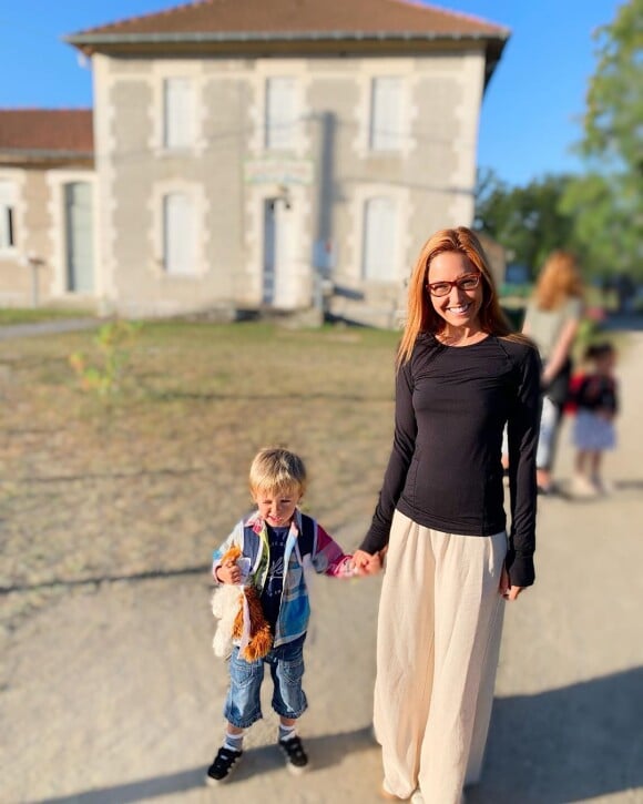 Natasha St-Pier et son fils Bixente sur le chemin de l'école. Instagram, le 2 septembre 2019.