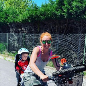 Natasha St-Pier et son fils Bixente en promenade à vélo. Instagram, le 3 juin 2019.