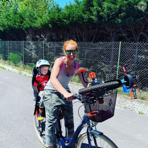 Natasha St-Pier et son fils Bixente en promenade à vélo. Instagram, le 3 juin 2019.