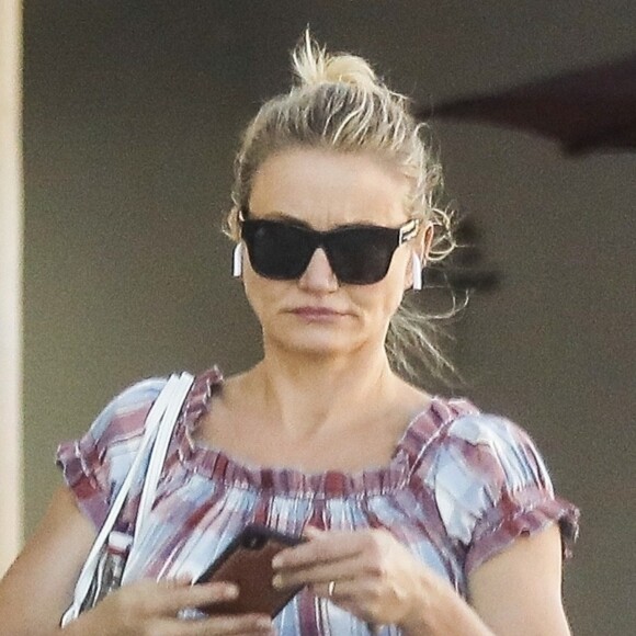 Exclusif - Cameron Diaz sort d'une boutique pour passer un appel téléphonique à Beverly Hills le 29 août 2019