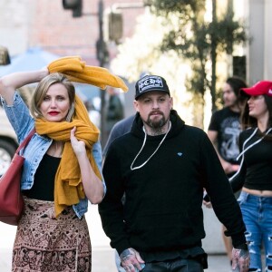 Exclusif - Cameron Diaz et son mari Benji Madden se promènent à Los Angeles, le 25 décembre 2017.