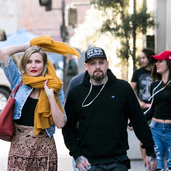 Exclusif - Cameron Diaz et son mari Benji Madden se promènent à Los Angeles, le 25 décembre 2017.
