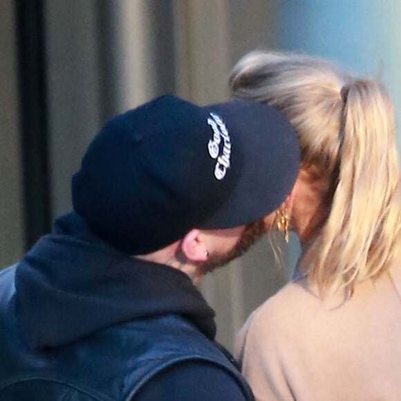 Exclusif - Cameron Diaz et son mari Benji Madden s'embrassent tendrement devant un immeuble de Century City le 16 décembre 2016