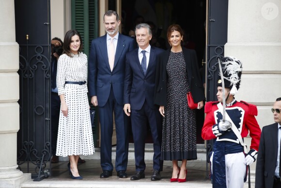 La reine Letizia d'Espagne et la première dame argentine Juliana Awada avec le roi Felipe VI et le président Mauricio Macri le 27 mars à Cordoba en Argentine.