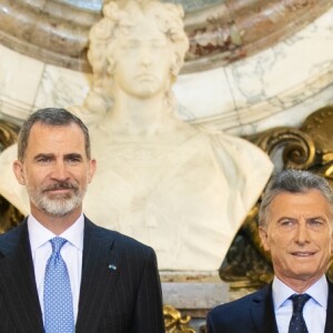 La reine Letizia d'Espagne et la première dame argentine Juliana Awada avec le roi Felipe VI et le président Mauricio Macri le 25 mars à Buenos Aires en Argentine lors de la cérémonie de bienvenue organisée après l'arrivée du couple royal. Juliana Awada porte une robe qu'on retrouvera quelques mois plus tard sur Letizia, à Madrid.