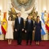 La reine Letizia d'Espagne et la première dame argentine Juliana Awada avec le roi Felipe VI et le président Mauricio Macri le 25 mars à Buenos Aires en Argentine lors de la cérémonie de bienvenue organisée après l'arrivée du couple royal. Juliana Awada porte une robe qu'on retrouvera quelques mois plus tard sur Letizia, à Madrid.
