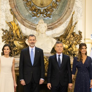 La reine Letizia d'Espagne et la première dame argentine Juliana Awada avec le roi Felipe VI et le président Mauricio Macri le 25 mars à Buenos Aires en Argentine lors de la cérémonie de bienvenue organisée après l'arrivée du couple royal. Juliana Awada porte une robe qu'on retrouvera quelques mois plus tard sur Letizia, à Madrid.