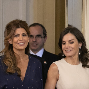 La reine Letizia d'Espagne et la première dame argentine Juliana Awada le 25 mars à Buenos Aires en Argentine lors de la cérémonie de bienvenue organisée après l'arrivée du couple royal espagnol. Juliana Awada porte une robe qu'on retrouvera quelques mois plus tard sur Letizia, à Madrid.