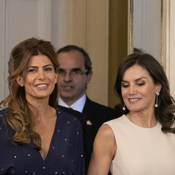 La reine Letizia d'Espagne et la première dame argentine Juliana Awada le 25 mars à Buenos Aires en Argentine lors de la cérémonie de bienvenue organisée après l'arrivée du couple royal espagnol. Juliana Awada porte une robe qu'on retrouvera quelques mois plus tard sur Letizia, à Madrid.