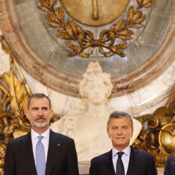 La reine Letizia d'Espagne et la première dame argentine Juliana Awada avec le roi Felipe VI et le président Mauricio Macri le 25 mars à Buenos Aires en Argentine lors de la cérémonie de bienvenue organisée après l'arrivée du couple royal. Juliana Awada porte une robe qu'on retrouvera quelques mois plus tard sur Letizia, à Madrid.