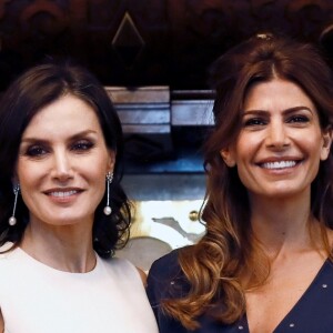 La reine Letizia d'Espagne et la première dame argentine Juliana Awada le 25 mars à Buenos Aires en Argentine lors de la cérémonie de bienvenue organisée après l'arrivée du couple royal espagnol. Juliana Awada porte une robe qu'on retrouvera quelques mois plus tard sur Letizia, à Madrid.