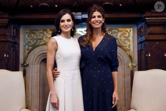 La reine Letizia d'Espagne et la première dame argentine Juliana Awada le 25 mars à Buenos Aires en Argentine lors de la cérémonie de bienvenue organisée après l'arrivée du couple royal espagnol. Juliana Awada porte une robe qu'on retrouvera quelques mois plus tard sur Letizia, à Madrid.