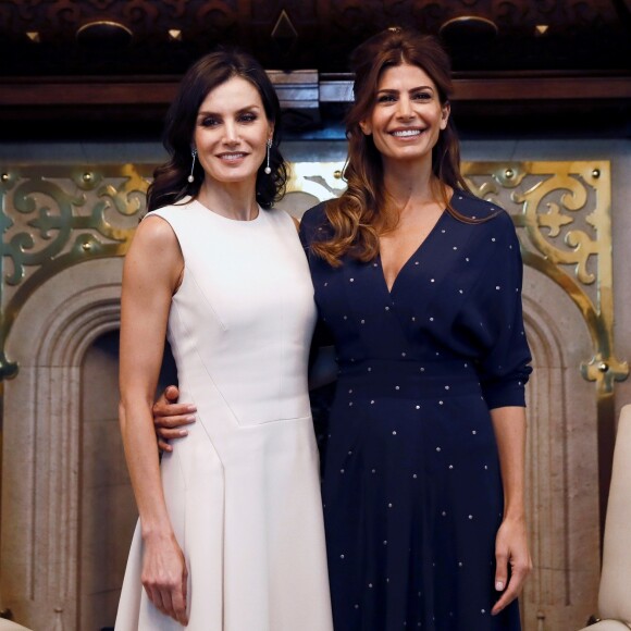 La reine Letizia d'Espagne et la première dame argentine Juliana Awada le 25 mars à Buenos Aires en Argentine lors de la cérémonie de bienvenue organisée après l'arrivée du couple royal espagnol. Juliana Awada porte une robe qu'on retrouvera quelques mois plus tard sur Letizia, à Madrid.