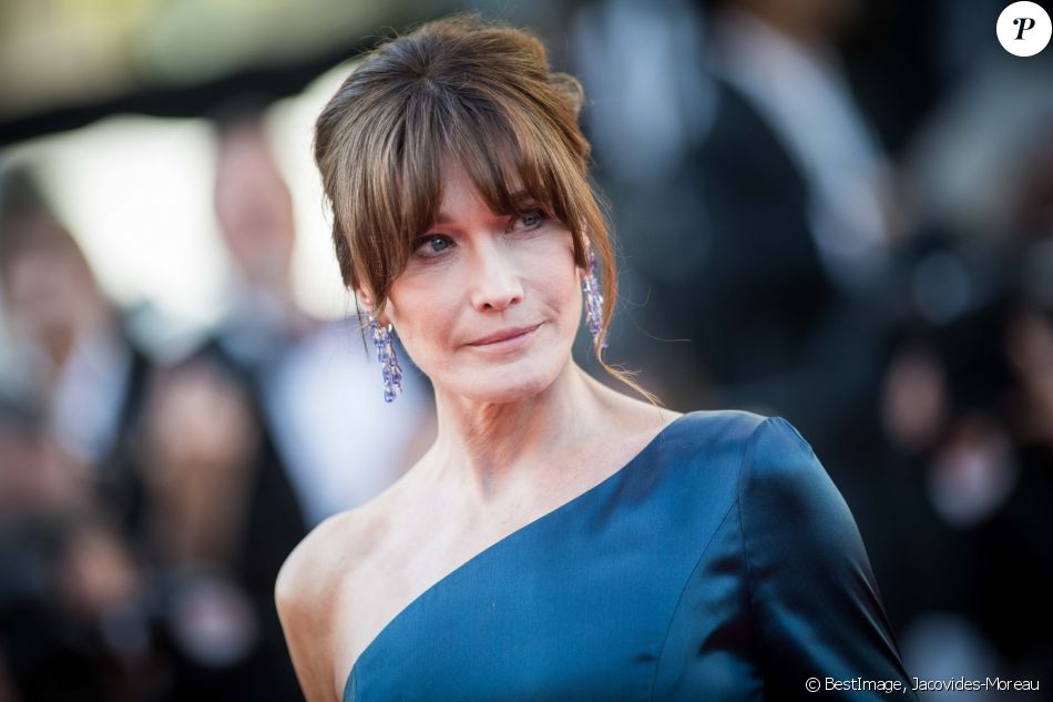 Carla Bruni Sarkozy - Montée des marches du film Les Misérables lors du