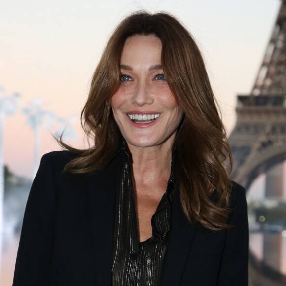 Carla Bruni-Sarkozy - People au défilé de mode "Saint-Laurent" PAP printemps-été 2019 au Trocadero devant la Tour Eiffel à Paris le 25 septembre 2018 © Denis Guignebourg/Bestimage