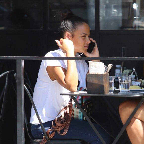 Christina Milian enceinte va déjeuner avec des amis à Los Angeles le 6 septembre 2019.