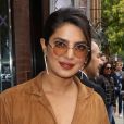 Exclusif - Priyanka Chopra s'arrête pour signer des autographes lors du Festival International du Film de Toronto 2019 (TIFF) le 7 septembre 2019.