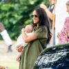 Meghan Markle, duchesse de Sussex, avec son fils Archie dans les bras lors d'un match de polo caritatif disputé par le prince Harry à Wokinghan le 10 juillet 2019.