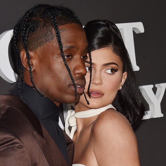 Travis Scott avec sa compagne Kylie Jenner à la première du prochain documentaire de Netflix "Look Mom I Can Fly" au Barker Hangar dans le quartier de Santa Monica à Los Angeles. Ce nouveau documentaire sera disponible à partir du 28 août sur Netflix. Le 27 août 2019